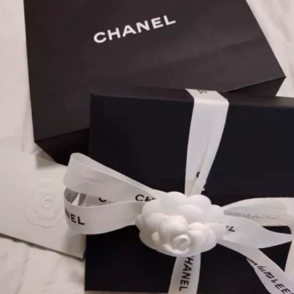 CHANEL authentic gorgeous CZ Silver and Pearl Necklace - Picture 7 of 7